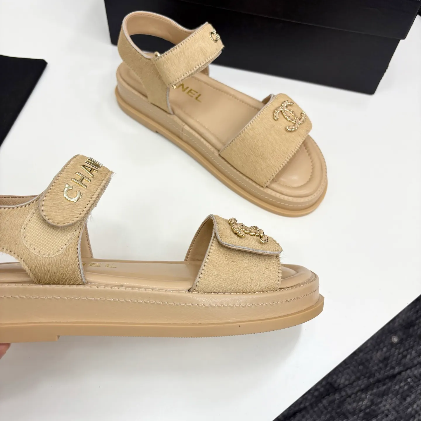 👟👟Ex-factory price 560👟👟Chanel Chanel's new early autumn thick-soled sandals are popular on catwalks on major social platforms. One of the most popular sandals at the moment. Soft and comfortable on the feet. Horsehair upper imported from Italy. Sheepskin feet. Original molded outsole Size: 35-40 (41 customized)